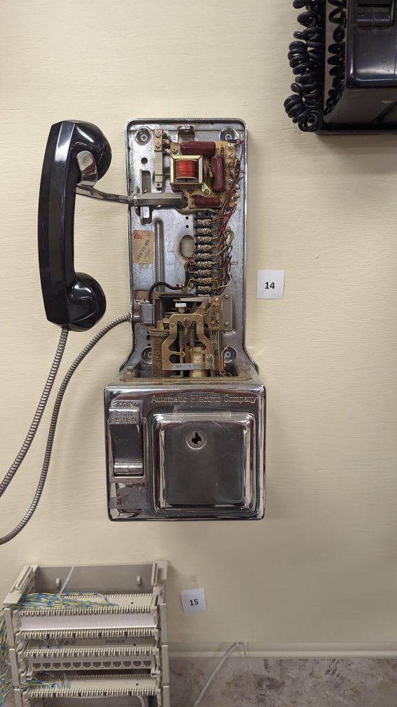 Automatic Electric 3-slot Payphone (1940s-1960s) - INSIDE